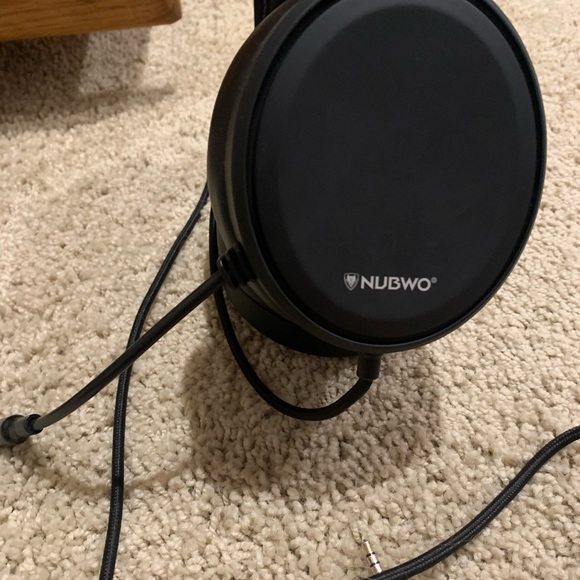 NUBWO Wired gaming headset with mic and stand - Picture 2 of 3